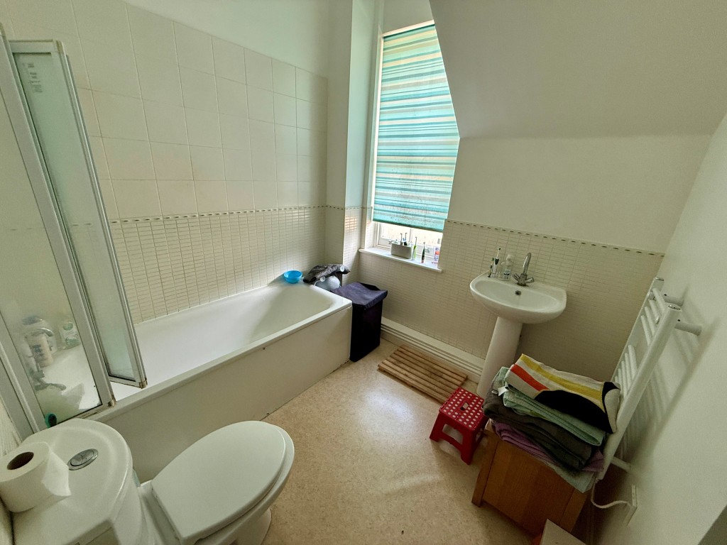 Lot: 113 - SIX FLATS FOR INVESTMENT - James House Flat 4 Bathroom with W.C.